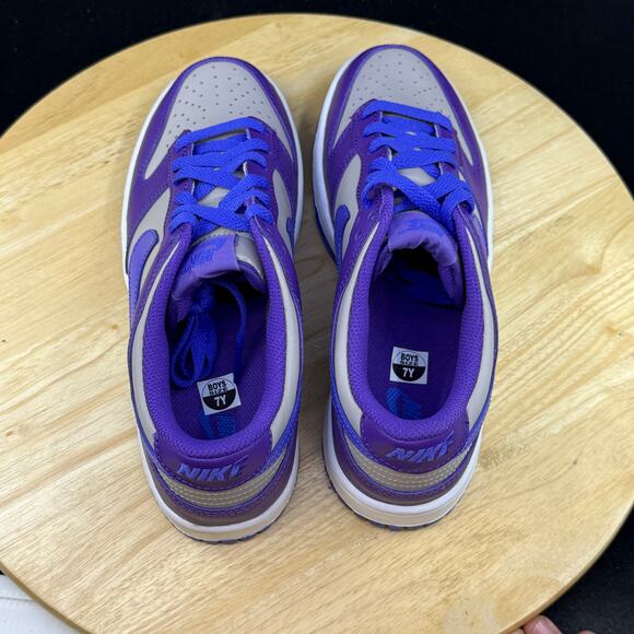 NIKE DUNK LOW_COLLEGE GREY/VIOLET-GRAPE FB9109-007-SIZE 7Y/ 8.5W Sneaker - Picture 9 of 10
